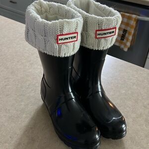 Hunter Mid boots…shiny black, comes with cable sock inserts